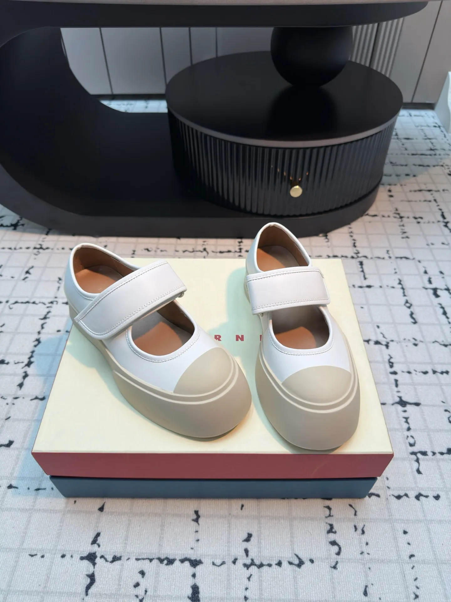 👟👟Ex-factory price 480👟👟 Large lace-up shoes, the cutest baby shoes in history. This year’s new colors are really beautiful, very fresh, and not bulky at all! A brand from an independent Italian designer, it has now become a famous brand in the international fashion industry. Since its establishment in 1994, the brand has expanded from women's clothing to men's clothing, bags, jewelry and glasses, and its product content is extremely rich! Marni's designs are not only bold in color and innovative in tailoring, but also very proud of its pure Italian origins. Not only are all its finished products produced in Italy, but they are also not authorized to operate, and the brands are all controlled by family members.  Upper: imported calfskin, lining/feet: cowhide laminated to high-density elastic latex, sole: rubber outsole, 4cm thick sole to lengthen legs, code number: 35/40 (40 is custom-made, non-refundable, non-exchangeable)